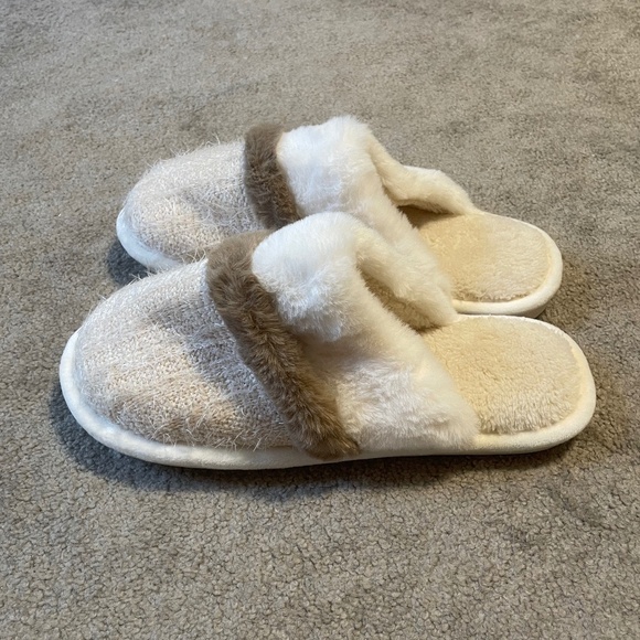 5 for $20: Fuzzy slippers - Picture 3 of 6